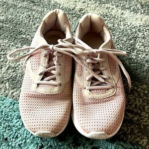 Dusty pink women’s athletic shoes size 7